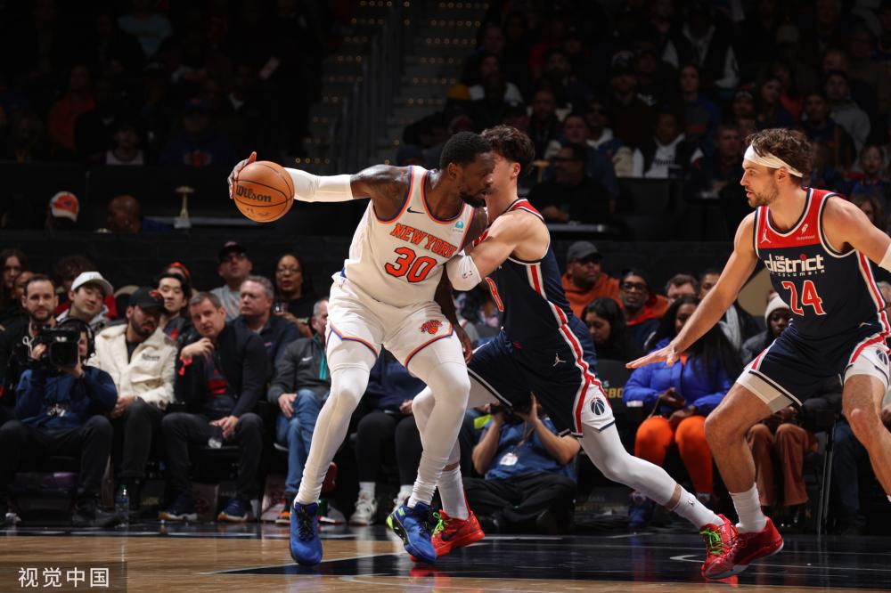 后脑勺抢断！琼斯传球击中王哲林 上海顺势抢断反击得手（琼斯传球误中王哲林后脑勺，上海趁机抢断快攻得分）